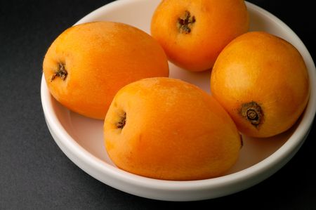 Loquats in bowl closeup の写真素材