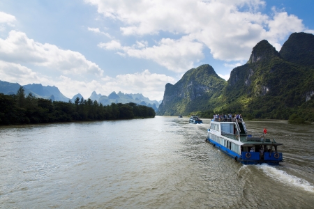 Beautiful Yu Long river Karst mountain landscape in Yangshuo のeditorial素材