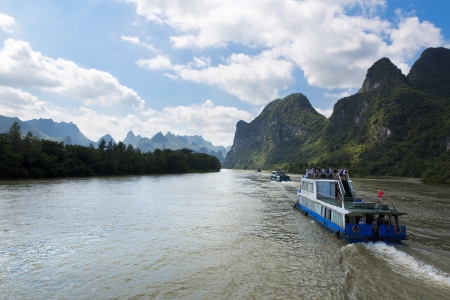 Beautiful Yu Long river Karst mountain landscape in Yangshuo のeditorial素材