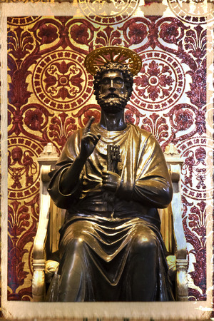 ROME, ITALY, NOVEMBER 26, 2011: Vatican City, Saint Peter's Church, detail of San Pietro Statueのeditorial素材