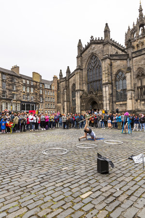 EDINBURGH, SCOTLAND 2022, August 22: Street artist performs in front of St Giles' Cathedralのeditorial素材