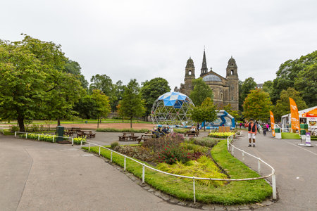 EDINBURGH, SCOTHLAND 2022, August 22: Beautiful views of Princess Garden, one of Edinburgh's city parksのeditorial素材