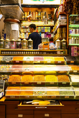 ISTANBUL, TURKEY 2023, August 05: Colors and vibrancy inside the Spice Bazaar in Istanbul, Turkiyeのeditorial素材