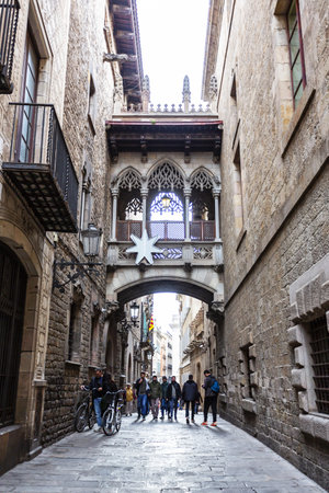 BARCELONA, SPAIN, January 03, 2024: Pont de Bisbe, famous Gothic style bridge among the most photographed in Barcelona, ââââSpainの写真素材