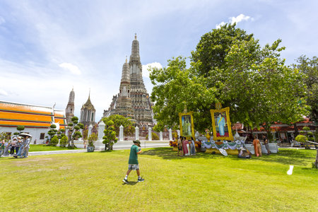 BANGKOK, THAILAND, August 23, 2024: View of the iconic Wat Arun temple complex with the Chao Phraya River in the background, in Bangkokの写真素材