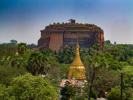 Huge Minggun Paya pagoda, Mandalay, Myanmar (Burma)の写真素材