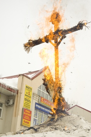 PODOLSK, RUSSIA - FEB 26: Unidentified people is fire the Maslenitsa Doll on  Russian holiday Maslenitsa on a square in Podolsk city on February 26, 2012, Russiaのeditorial素材