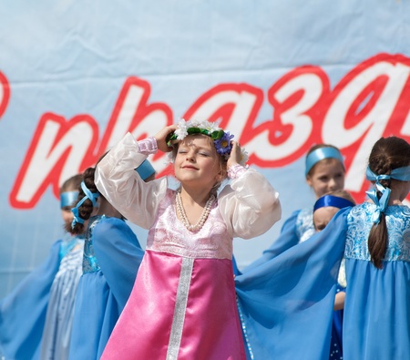 PODOLSK - MAY 9: Unidentified artists of ensemble of choreography Eroshki dancing at event dedicated to Victory Day in WWII on May 9, 2012 in Podolsk, Russiaのeditorial素材