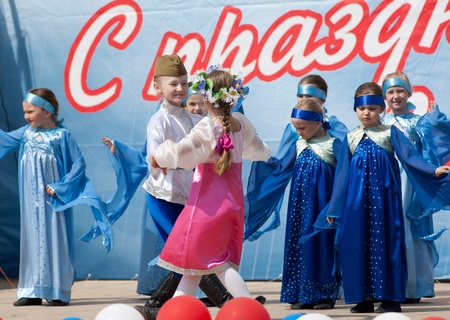 PODOLSK - MAY 9: Unidentified artists of ensemble of choreography Eroshki dancing at event dedicated to Victory Day in WWII on May 9, 2012 in Podolsk, Russiaのeditorial素材