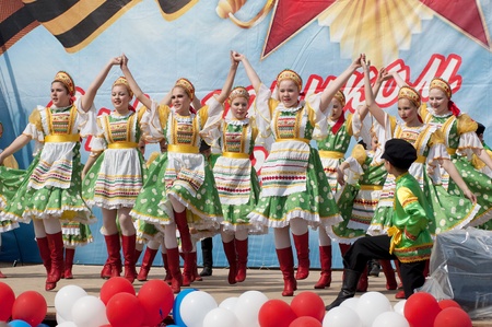 PODOLSK - MAY 9: Unidentified artists of ensemble of national dance Russia dancing at event dedicated to Victory Day in WWII on May 9, 2012 in Podolsk, Russiaのeditorial素材