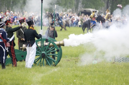 MOSCOW REGION, RUSSIA - MAY 27  Unidentified Soldiers shutting by cannon during 200 unniversary re-enactment of the Borodino battle between Russian and French armies in 1812  May 27, 2012 in Borodino, Russiaのeditorial素材