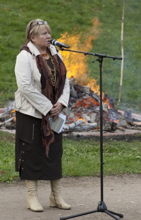 DUBROVITSY - SEPTEMBER 29: Poet I.Alekseeva on 11 poet M.Tsvetaeva memoriam event "Tsvetaeva`s fire" on September 29, 2012, Moscow region, Dubrovitsy, Russiaのeditorial素材