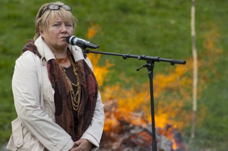 DUBROVITSY - SEPTEMBER 29  Poet I Alekseeva on 11 poet M Tsvetaeva memoriam event  Tsvetaeva s fire  on September 29, 2012, Moscow region, Dubrovitsy, Russiaのeditorial素材