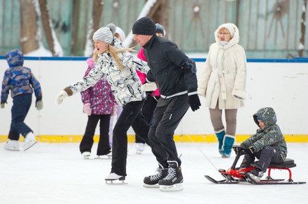 MOSCOW - JANUARY 25: Unidentified people run with sledge on family sport event on January 25, 2015 in Moscow, Russiaのeditorial素材