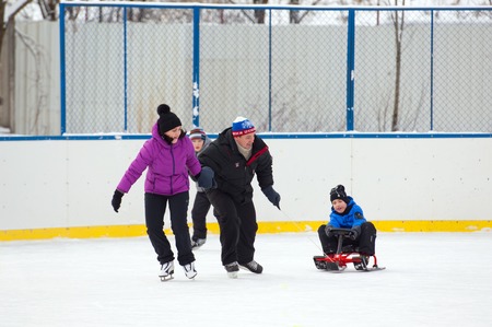 MOSCOW - JANUARY 25: Unidentified people run with sledge on family sport event on January 25, 2015 in Moscow, Russiaのeditorial素材