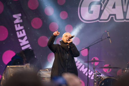 MOSCOW, RUSSIA - NOVEMBER 10, 2016: Unidentified people near the scene on city event of open Winter game season on November 11, 2016, in Moscow, Russiaのeditorial素材