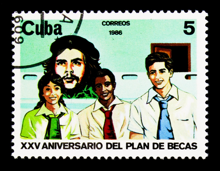 MOSCOW, RUSSIA - NOVEMBER 25, 2017: A stamp printed in Cuba shows Che Guevara, students, Scholarship Program, 25th Anniversary serie, circa 1986のeditorial素材