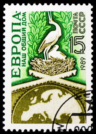 MOSCOW, RUSSIA - NOVEMBER 10, 2018: A stamp printed in USSR (Russia) shows Europe - Map of Europe and white stork's nest, Europe - Our Common Home serie, circa 1989のeditorial素材
