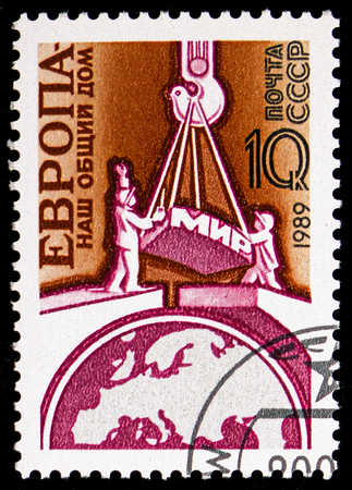 MOSCOW, RUSSIA - NOVEMBER 10, 2018: A stamp printed in USSR (Russia) shows Map of Europe and laying foundations of peace, Europe - Our Common Home serie, circa 1989のeditorial素材