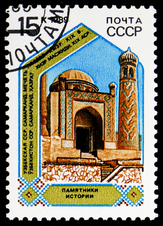 MOSCOW, RUSSIA - NOVEMBER 10, 2018: A stamp printed in USSR (Russia) shows Khazret Khyzr Mosque, Samarkand, Historical architecture serie, circa 1989のeditorial素材