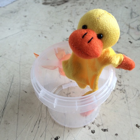 Ducky relaxing in bathtubの素材