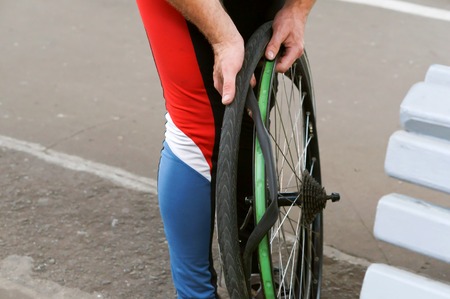 repair of Bicycle wheel, to remove the tire from the bike, to change the camera on the bike