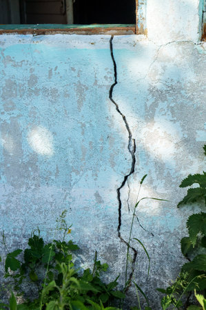 Crack in the concrete wall. The crack in the wall of the house. old cracked house.の写真素材