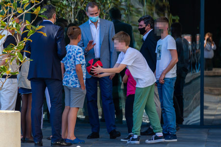 Madrid, Spain- April 16, 2022: The King and Queen of Spain and their daughters the Princess of Asturias and the Infanta Sofia visit the Ukrainian refugee center in Madrid. Ukrainian children and the Kのeditorial素材
