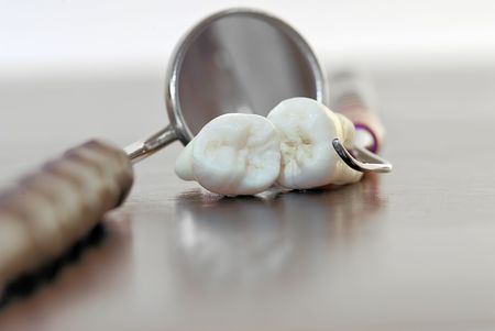 real human wisdom teeth and dental instrumentsの写真素材