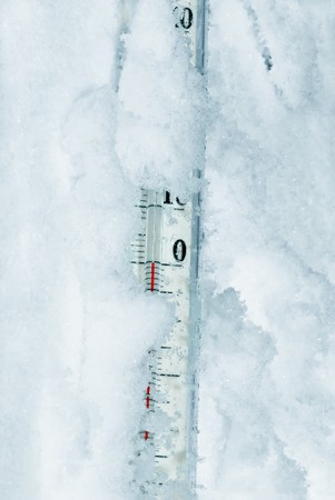 Thermometer in snow zero degreesの写真素材