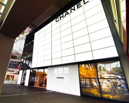SINGAPORE - FEBRUARY 26: Chanel boutique at Marina Bay Sands Resort shopping centre with most expensive boutiques, restaurants and luxury store. Most attractive for businesss and shoppind tourist in biggest financial developing Asian city state. Singaporeのeditorial素材