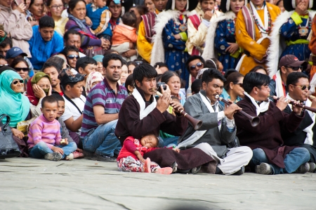 LEH, INDIA - SEPTEMBER 08, 2012: Musicians in traditional Tibetan clothes playing folk music at Annual Festival of Ladakh Heritage in Leh, India. September 08, 2012のeditorial素材
