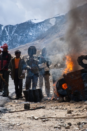KHARDUNG LA PASS, INDIA - SEPTEMBER 12: Indian people working at road construction at Khardung La pass. The one main road at Himalaya mountains, altitude 5600 m. India, Ladakh, September 12, 2012のeditorial素材