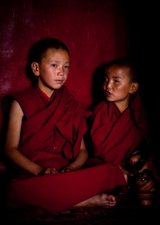THIKSEY, INDIA - SEPTEMBER 13: Unidentified tibetan boys, novice monks, Thiksey monastery Buddhist school students at morning puja ceremony on September 13, 2012 in Thiksey Gompa, Leh, Ladakh, indiaのeditorial素材
