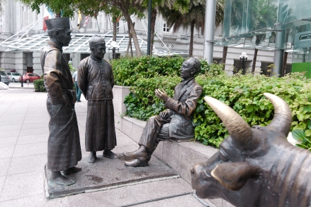 SINGAPORE - FEB 26  Sculpture by Aw Tee Hong near Singapore Riverbank on Feb 26, 2013  Sitting sculpture is one of earliest merchants, Mr Alexander Laurie Johnston interacting with the local merchantsのeditorial素材