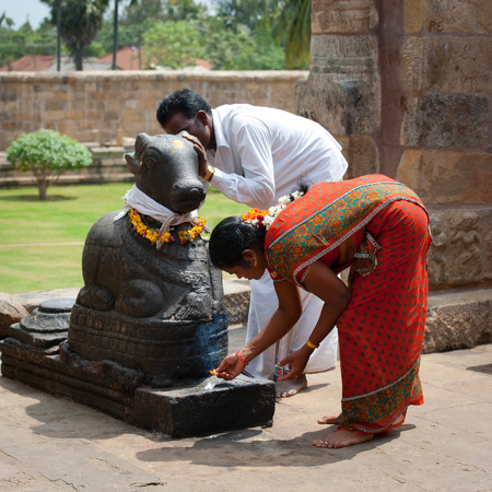 THANJAVUR, INDIA - FEBRUARY 13: Indian people brings offerings to Nandi Bull at Gangaikonda Cholapuram Temple on February 13, 2012. India, Tamil Nadu, Thanjavur (Trichy)のeditorial素材