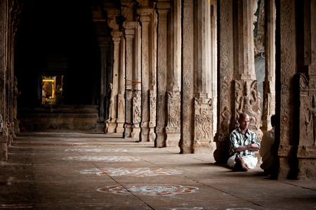 MADURAI, INDIA - FEBR 16: indian people pilgrim resting inside ancient colonnade of Meenakshi Temple one of the most holy place for hindu people on Febr 16, 2013. India, Madurai, Tamil Naduのeditorial素材