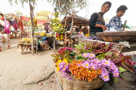 BAGAN, MYANMAR - JANUARY 16, 2014: Burmese people selling and shopping at traditional asian marketplace. Burma travel destinationsのeditorial素材