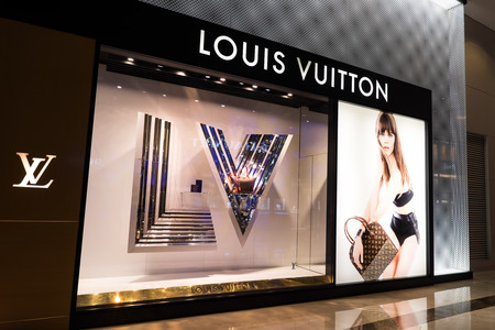 HONG KONG - 22 JAN, 2015: Louis Vuitton boutique display window with mannequin in luxury clothes and accessories for exclusive shopping. French fashion house founded in 1854 by Louis Vuittonのeditorial素材