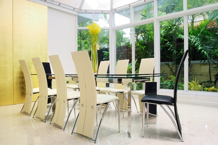 Modern dining room walls are decorated with gold with glass side walls to clear.のeditorial素材