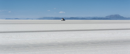 Off-road car in the Salar de Uyuni is the largest salt flat in the World - Altiplano, Boliviaの写真素材