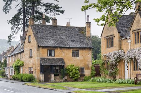 BROADWAY, ENGLAND - MAY, 27 2018: Pretty cottages with climbing plants in the village of Broadway, in the English county of Worcestershire, Cotswolds, UKのeditorial素材