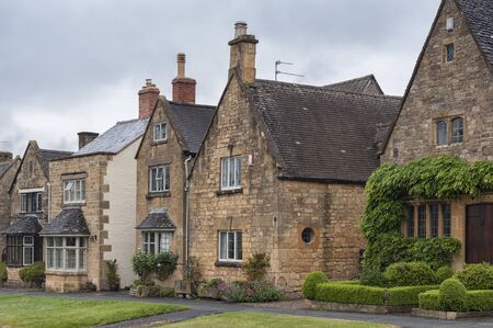 BROADWAY, ENGLAND - MAY, 27 2018: Pretty cottages with climbing plants in the village of Broadway, in the English county of Worcestershire, Cotswolds, UKのeditorial素材