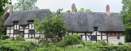 STRATFORD UPON AVON, ENGLAND - MAY 27, 2018: Anne Hathaway's (William Shakespeare's wife) famous thatched cottage and garden at Shottery, just outside Stratford upon Avon, Englandのeditorial素材