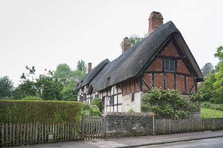 STRATFORD UPON AVON, ENGLAND - MAY 27, 2018: Anne Hathaway's (William Shakespeare's wife) famous thatched cottage and garden at Shottery, just outside Stratford upon Avon, Englandのeditorial素材