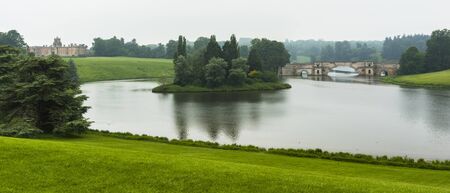 Bridge, lake and landscape around Blenheim Palace, the birthplace of Winston Churchill and residence of the dukes of Marlborough which is a UNESCO World Heritage Site - UKのeditorial素材