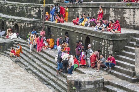 PASHUPATINATH, NEPAL - AUGUST 13, 2018: Unidentified indian people at an Hindu funeral at Pashupatinath Temple, a Hindu temple located on the banks of the Bagmati River. Kathmandu, Nepalのeditorial素材
