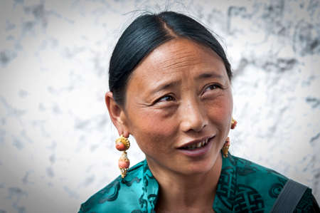 LHASA, TIBET - AUGUST 17, 2018: Unidentified tibetan pilgrim in front of the magnificent Potala Palace in Lhasa, home of the Dalai Lama before the Chinese invasion and Unesco World Heritage Site.のeditorial素材