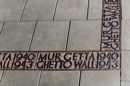 Sign on the ground marking where the ghetto wall was in Warsaw in World War IIのeditorial素材
