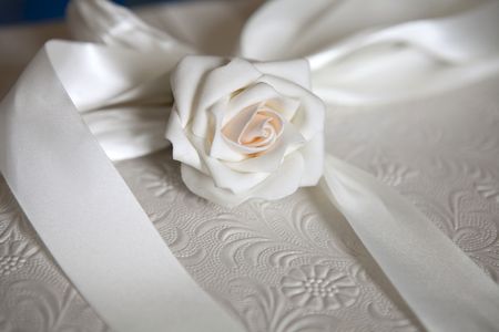 White rose and ribbon on a elegant wedding gift boxの写真素材